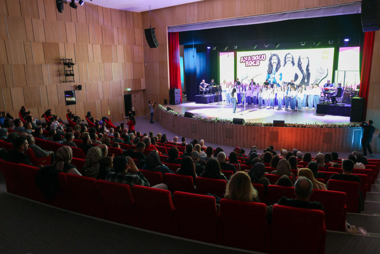 Konya’da minik seslerden büyük performans! Sahne Anadolu Rock müzikleriyle coştu 5